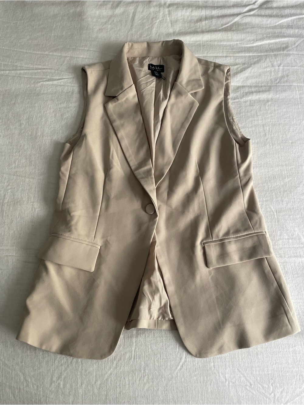 Nicole Miller Sleeveless Blazer Vest in Light Beige